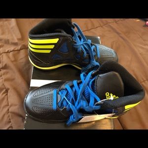 NWT Adidas boys basketball shoe size 1